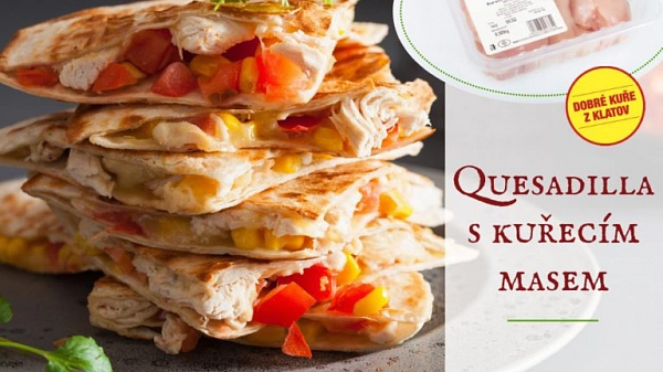 Quesadillu s kuřecím masem, rajčaty, kukuřicí a sýrem